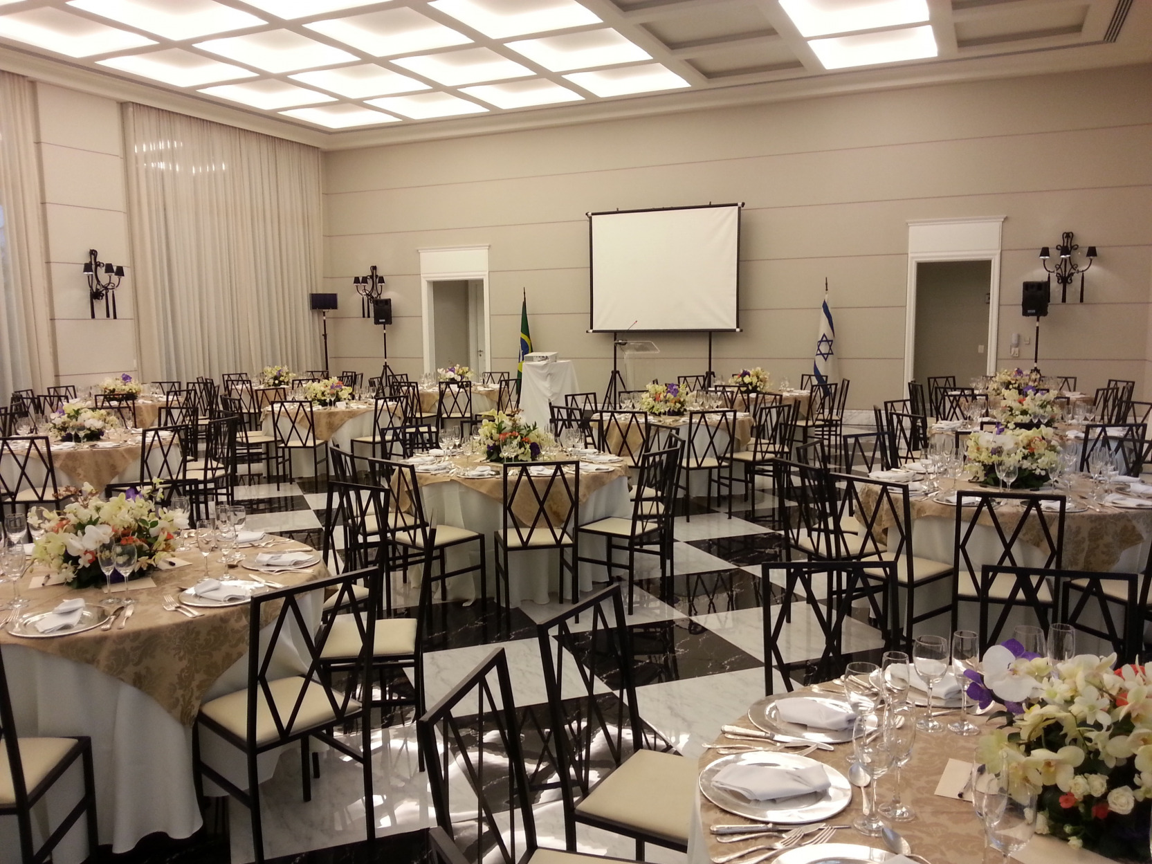 Salão decorado para jantar solene